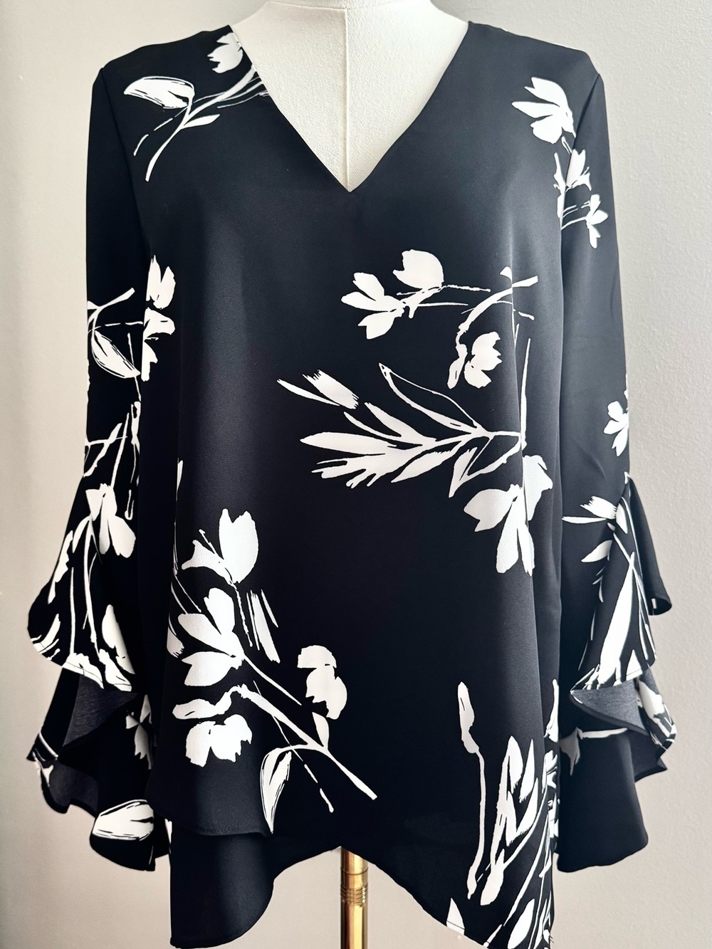 Vince Camuto Black and White Floral V-Neck Ruffle Sleeve Tunic Top